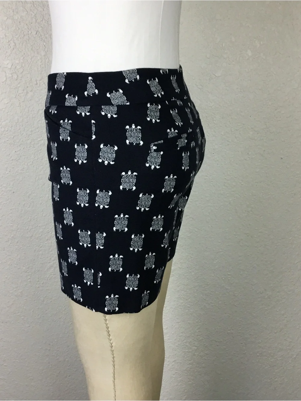 Navy Patterned Cotton Blend Shorts Ann Taylor Womens Size 2 Blue turtle Cotton